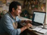 Dueño de un negocio revisando el costo de una página web en su portátil